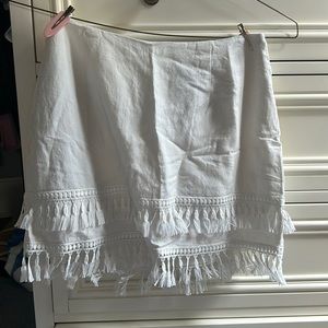Lulu’s white mini skirt
